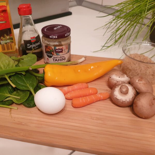 Rijstbowl met groenten en een eitje