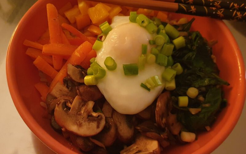 Rijstbowl met groenten en een eitje