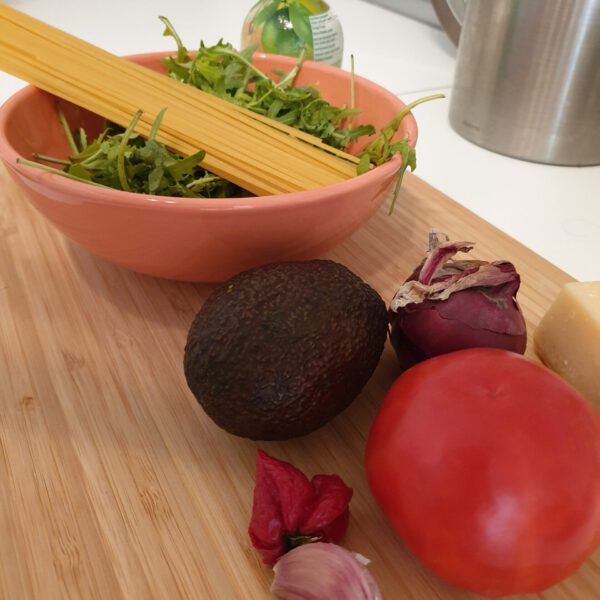 Spaghetti met avocado-tomatensaus