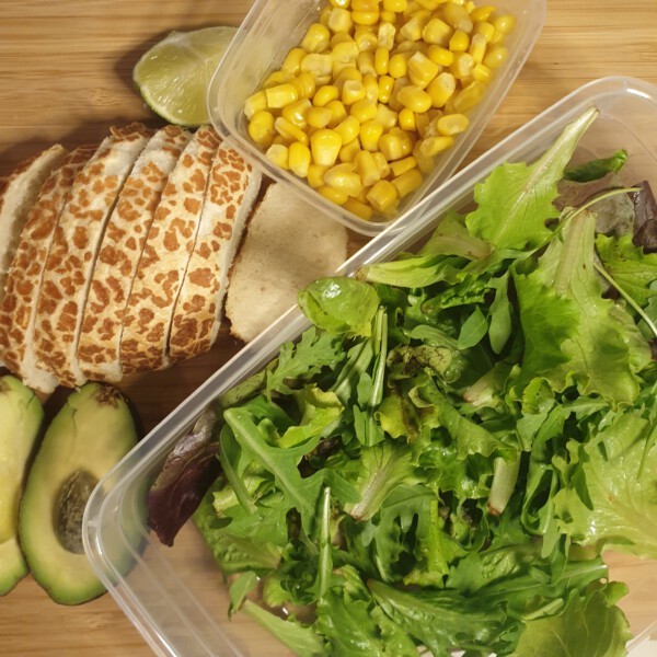 Broodsalade met avocado en maïs