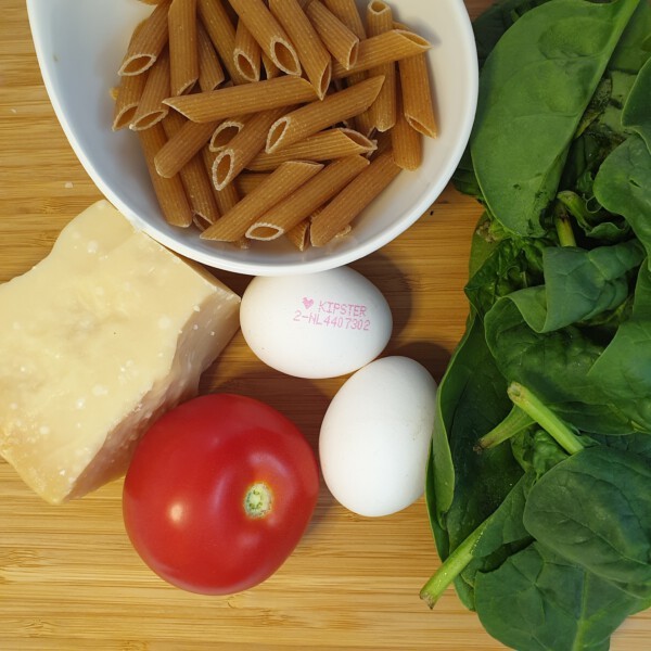 Luchtige omelet met pasta en spinazie