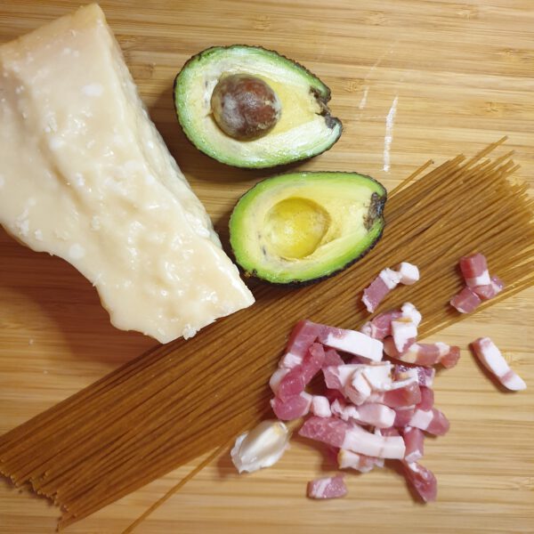 Spaghetti avocado carbonara