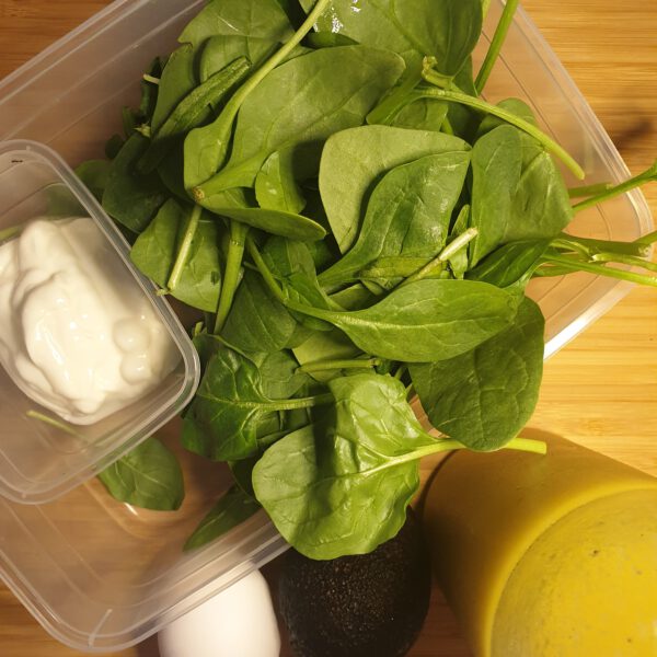 Avocado-eitje spinaziesalade