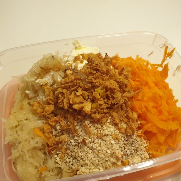 Lunchsalade met zuurkool en wortel