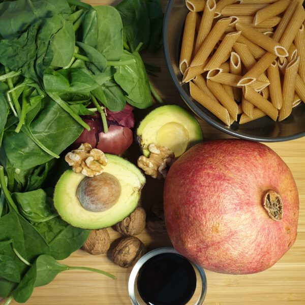 Pastabowl met spinazie en granaatappelpitjes
