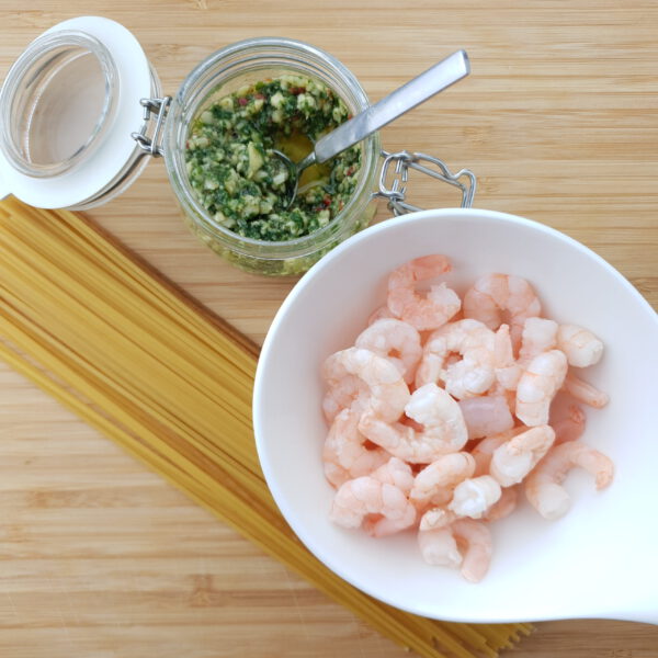Spaghetti met pittige pesto en garnalen