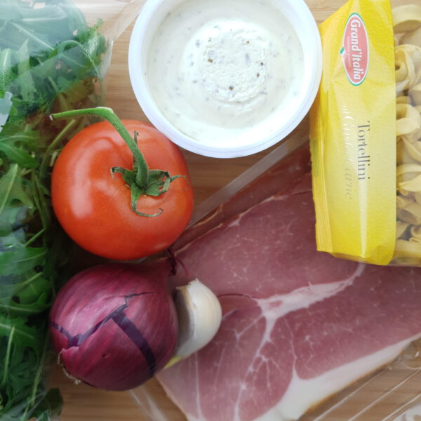 Tortellini met rucola en rauwe ham