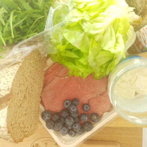 Broodsalade met rosbief en blauwe bessen