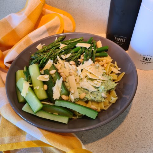 Tagliatelle met pestosaus en stoomgroenten