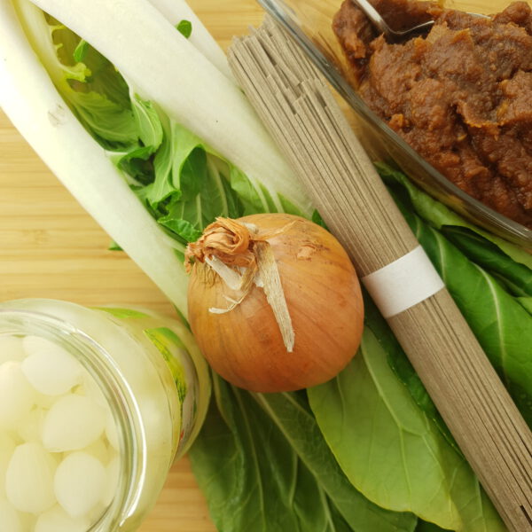 Noodles met paksoi en pindasaus