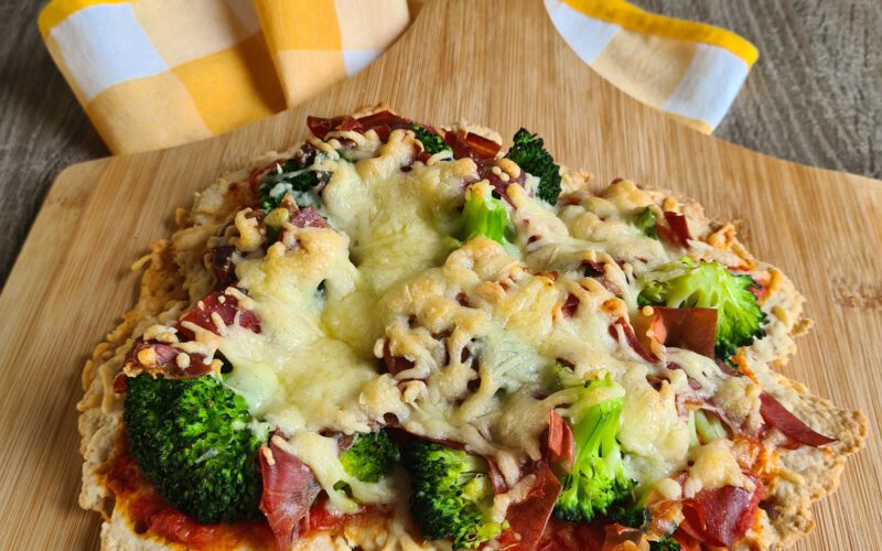 Pizza broccoli en rauwe ham