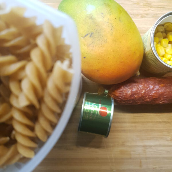 Pastasalade met mango en chorizo