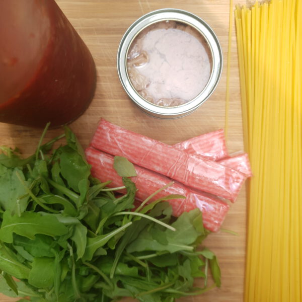 Snelle spaghetti met surimi